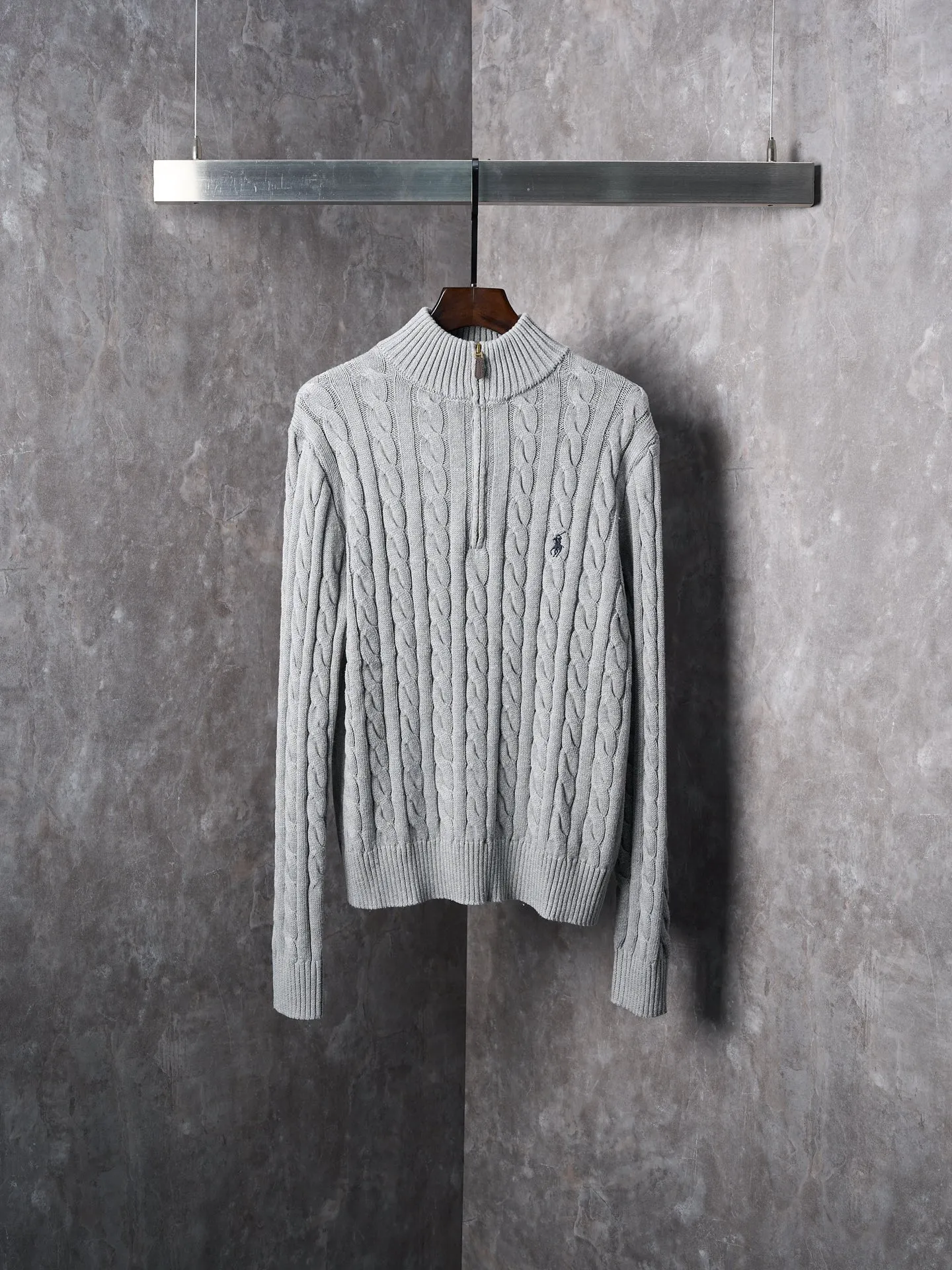 P430 Actual auction】Ralph Lauren/Ralph Lauren pony embroidered cable knitted zipper sweater [Ready stock] S M L Zippered half-high collar design, just the right amount of splendor. Interpret high-end style with unique details. Adhere to the timeless elegance and taste. Use imported machine embroidery technology. Use advanced computer control system and precision mechanical components to realize the iconic pony embroidery operation. High precision. Smooth and delicate lines. Three-dimensional cable weaving. Through clever shifting and interweaving of coils, adjacent coils are cross-shifted to form a twisting effect. The lines are smooth and regular. Time-consuming and labor-intensive. Ready-made clothes are washed and softened to remove odors. Use professional washing equipment and specific detergents to deeply clean and deodorize clothes, improve the feel and appearance of clothes, and improve the fit.